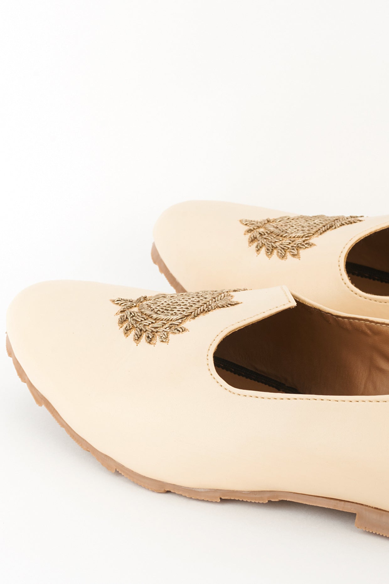 Cream Antique Embroidered Mojdi