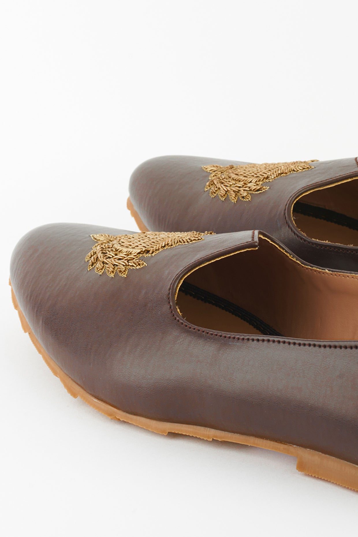 Brown Antique Embroidered Mojdi